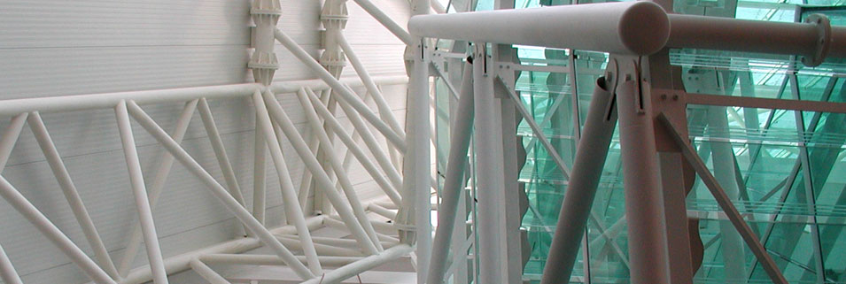 Struttura reticolare spaziale di una piramide in un centro commerciale con scala in acciaio e vetro